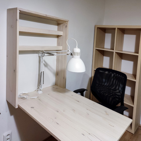 Sklápějící stul pro malé prostory. Masiv borovice. 